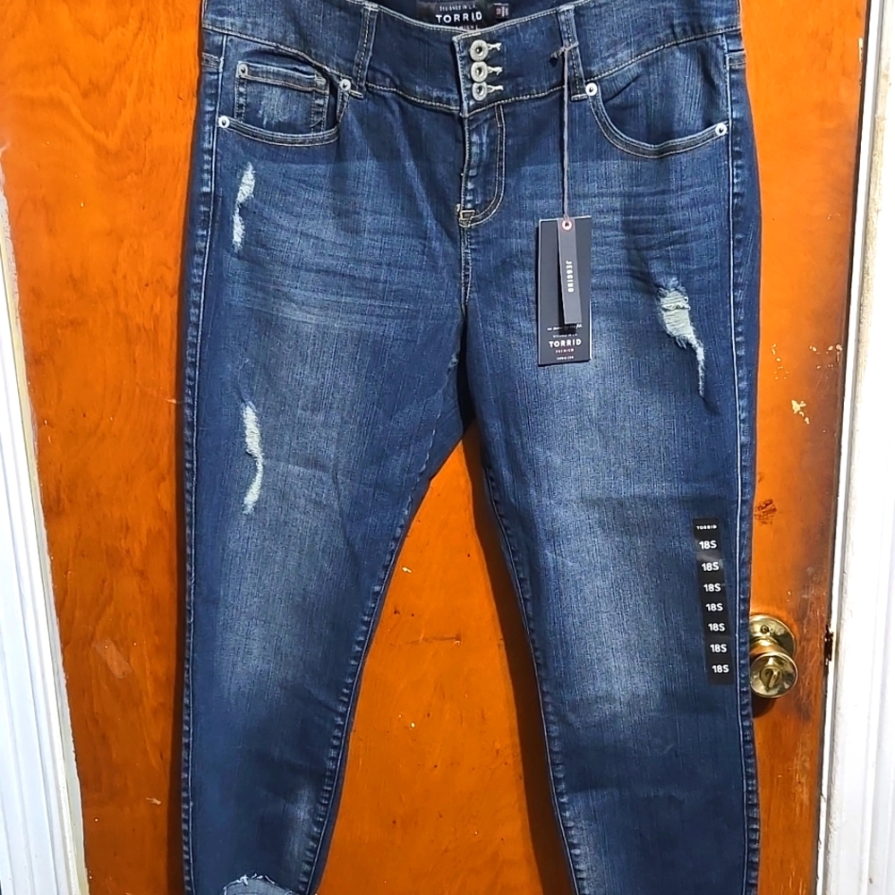 Torrid Premium NWT 18S Jeggings, Distressed Denim